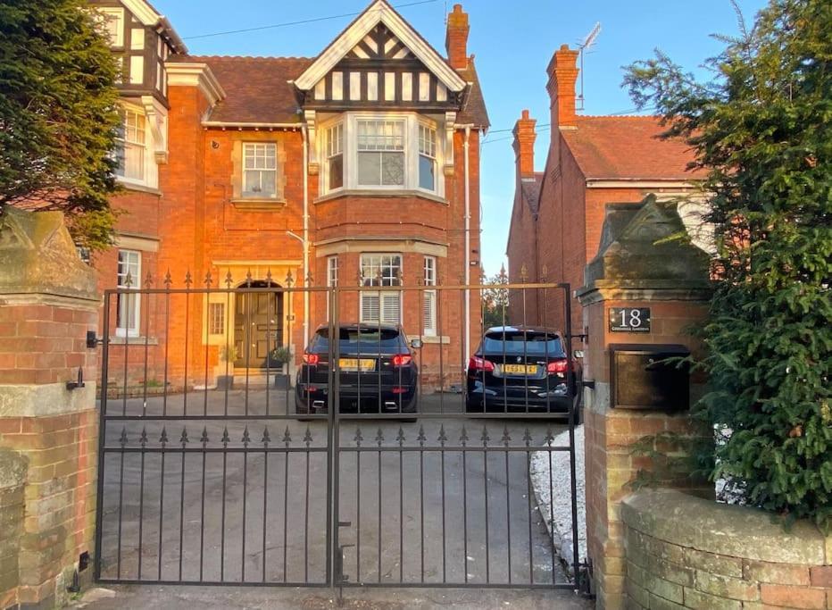Freshly Renovated 2 Bedroom Apartment 10 Mins From Cotswolds Child Friendly Great Location With Plenty Of Nearby Free Parking Freestanding Bath And Outdoor Private Terrace Area Ившем Экстерьер фото