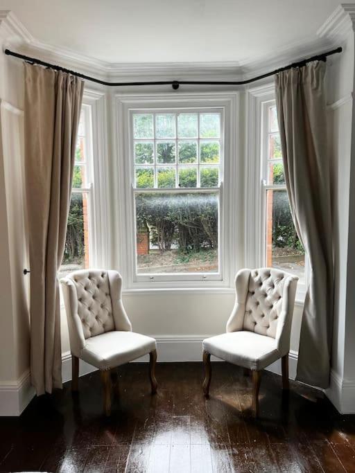 Freshly Renovated 2 Bedroom Apartment 10 Mins From Cotswolds Child Friendly Great Location With Plenty Of Nearby Free Parking Freestanding Bath And Outdoor Private Terrace Area Ившем Экстерьер фото