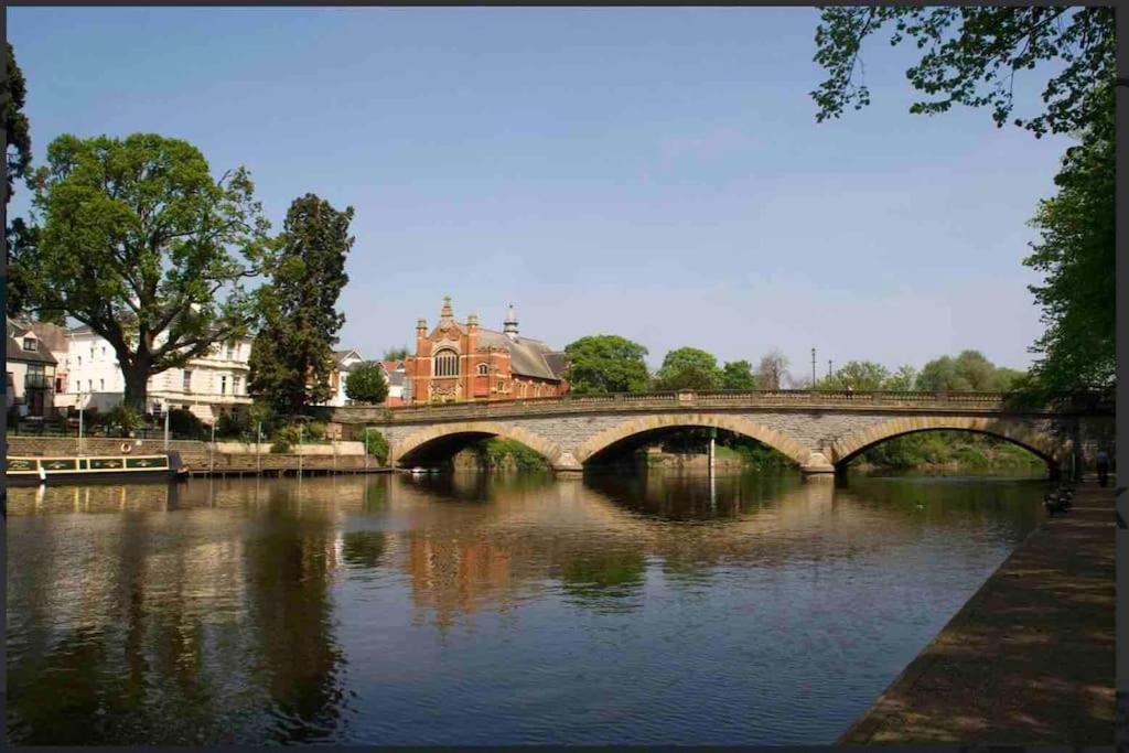 Freshly Renovated 2 Bedroom Apartment 10 Mins From Cotswolds Child Friendly Great Location With Plenty Of Nearby Free Parking Freestanding Bath And Outdoor Private Terrace Area Ившем Экстерьер фото