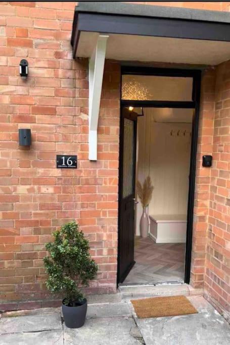 Freshly Renovated 2 Bedroom Apartment 10 Mins From Cotswolds Child Friendly Great Location With Plenty Of Nearby Free Parking Freestanding Bath And Outdoor Private Terrace Area Ившем Экстерьер фото