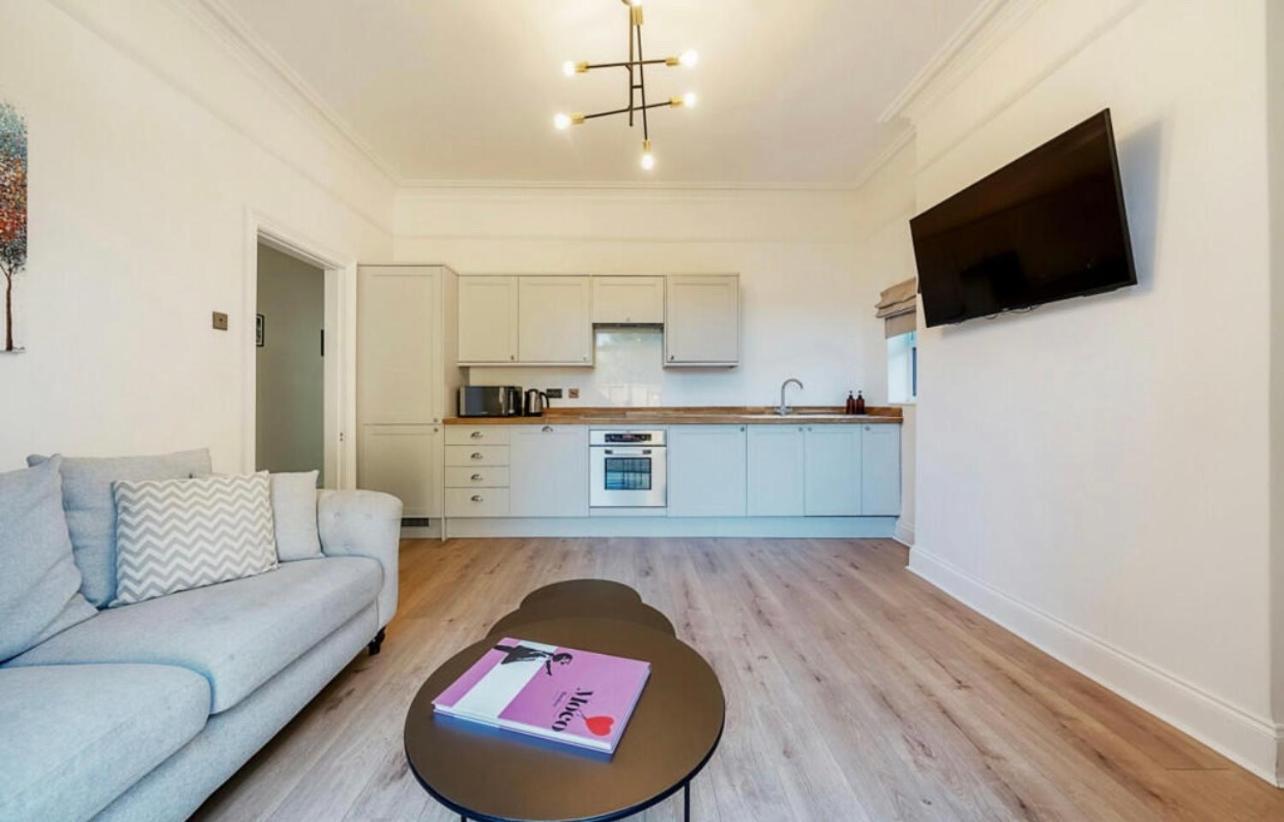 Freshly Renovated 2 Bedroom Apartment 10 Mins From Cotswolds Child Friendly Great Location With Plenty Of Nearby Free Parking Freestanding Bath And Outdoor Private Terrace Area Ившем Экстерьер фото